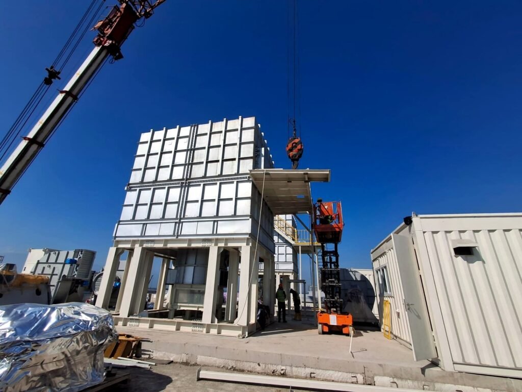 Heavy lifting of a flue system module by crane, Surabaya factory