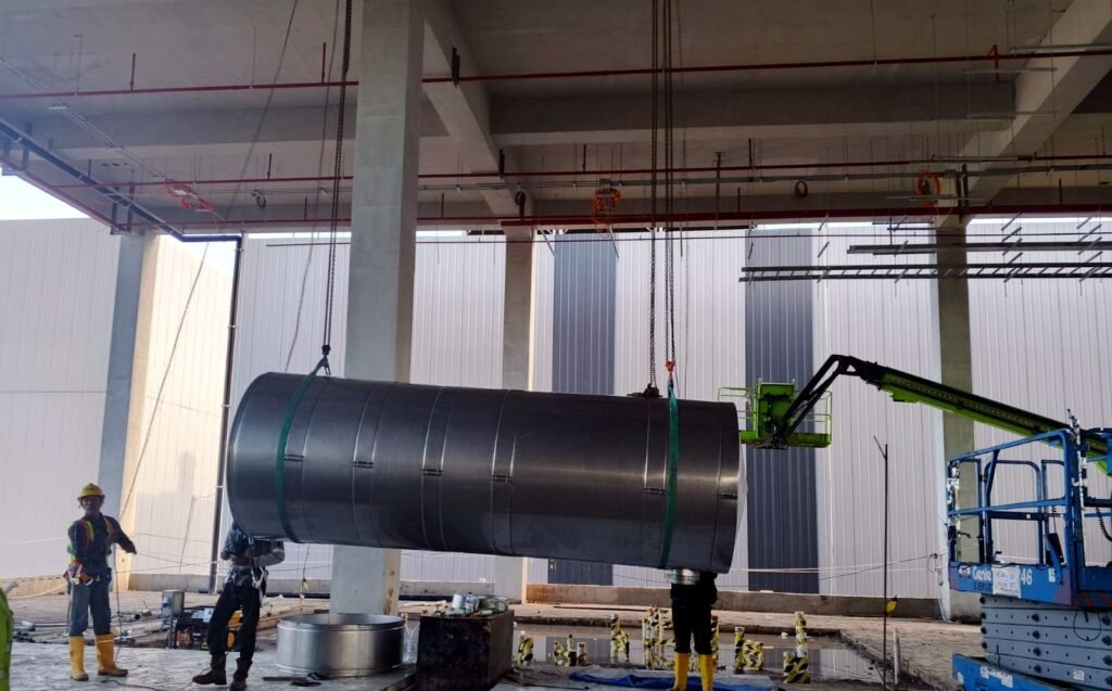 Large flue section lifted into place, Surabaya